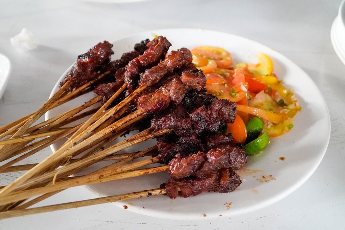 Menu Spesial: Sate Kambing Bakar dengan Ulekan Sambal Dabu-Dabu